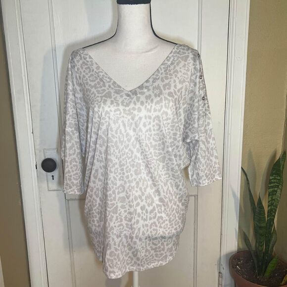 Light Gray Leopard Cheetah Print V-Neck Top Slouchy Oversized Fit Size Medium - Picture 1 of 5
